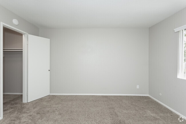 1BR, 1BA - 750SF - Bedroo