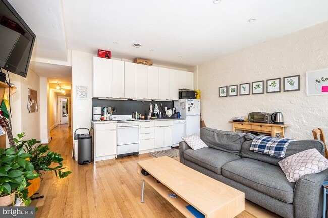 Photo - 2470 Ontario Rd NW