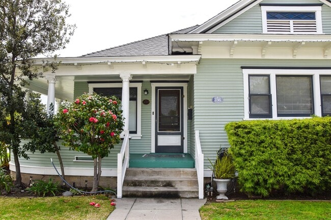 Building Photo - Old Towne Living