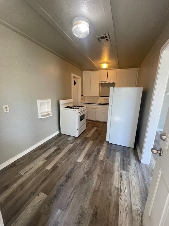 Photo - 1 Bed 1 Bath Duplex For Lease Now!