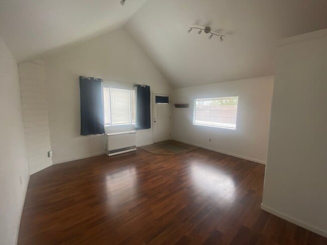 Building Photo - Perfect Space To Call Home! 1 Bed/1 Bath i...