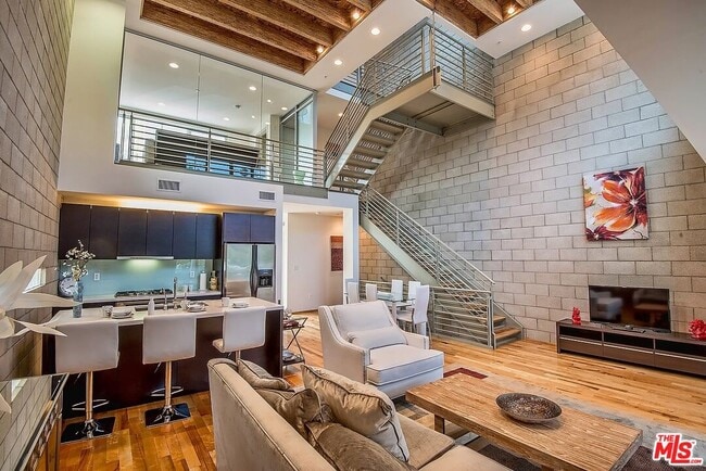 Building Photo - 3450 Cahuenga Blvd Unit 203 Rental