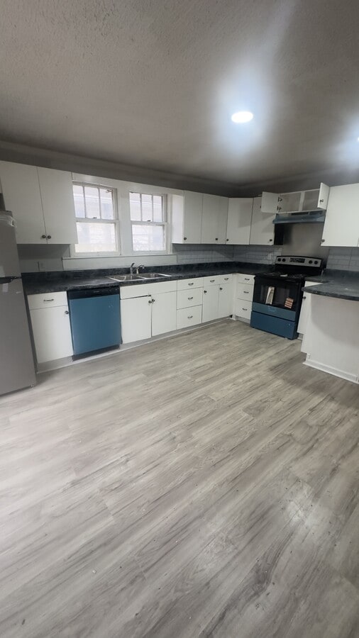 Photo - 323 W 22nd St