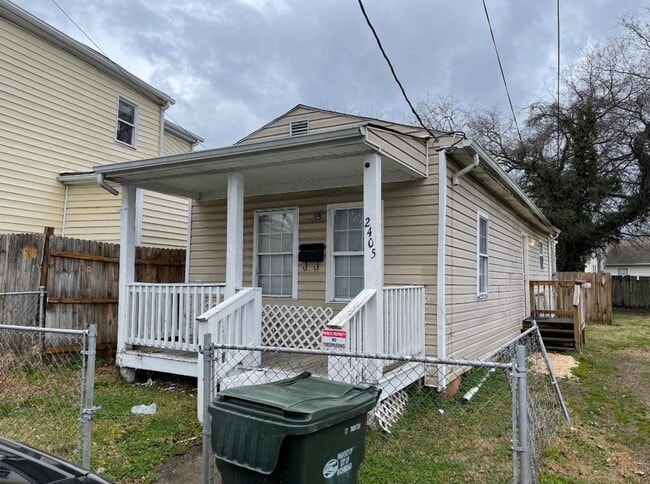 Building Photo - 2 bedroom house on Southside w Laundry HVAC