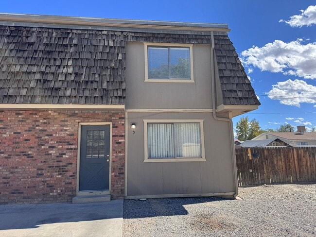 Building Photo - 2 bed 1 bath Townhouse Unit D