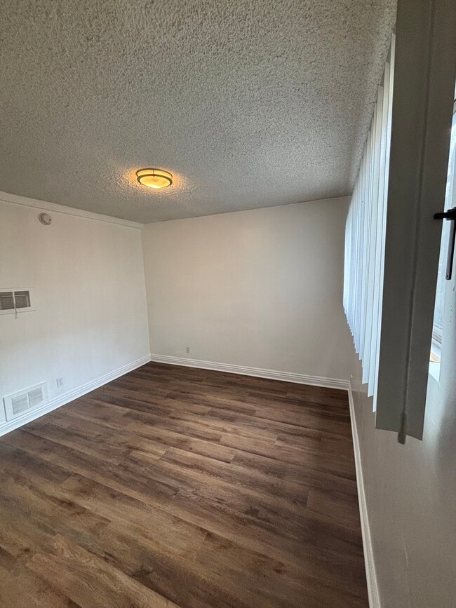 Fotografía del edificio - 15106 W Magnolia Blvd