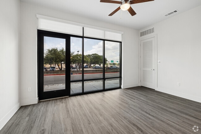 1BR, 1BA - 756SF - Living Room - Alloy