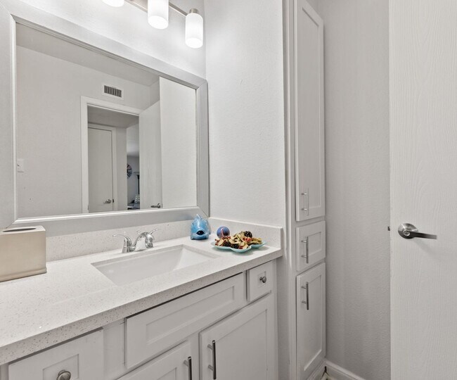 Photo - 2135 Lake Hills Dr Unidad MGTL