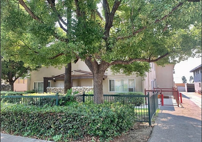 Building Photo - 1425 W Stoneridge Ct