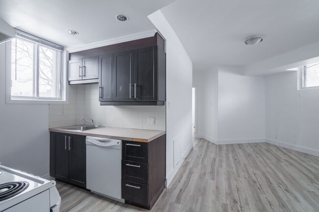 Building Photo - 3010 Av. Van Horne Unit 3