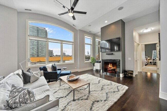 Photo - 711 W Grand Ave