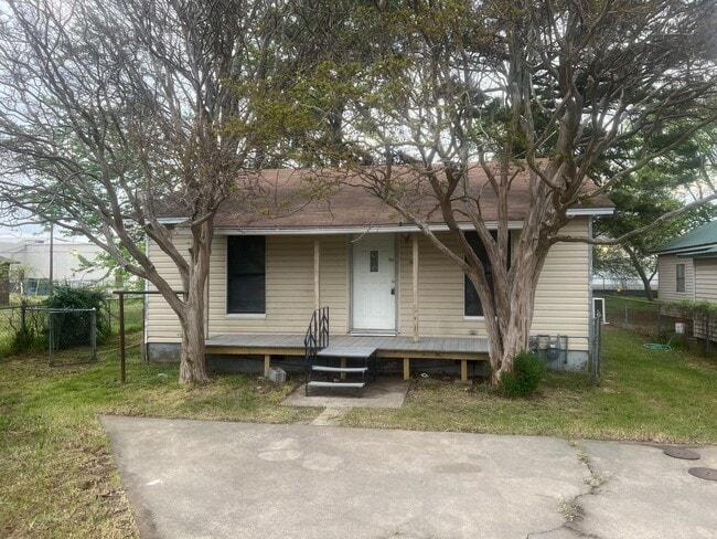 Building Photo - 3 Bed 1 Bath Home