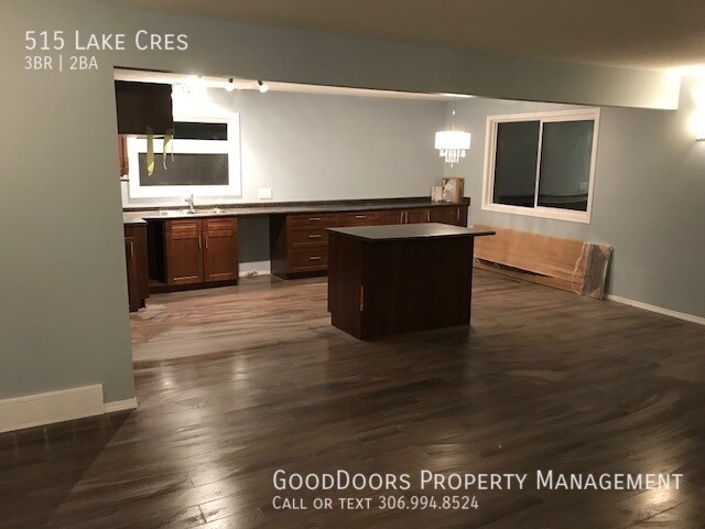 Photo - 515 Lake Crescent