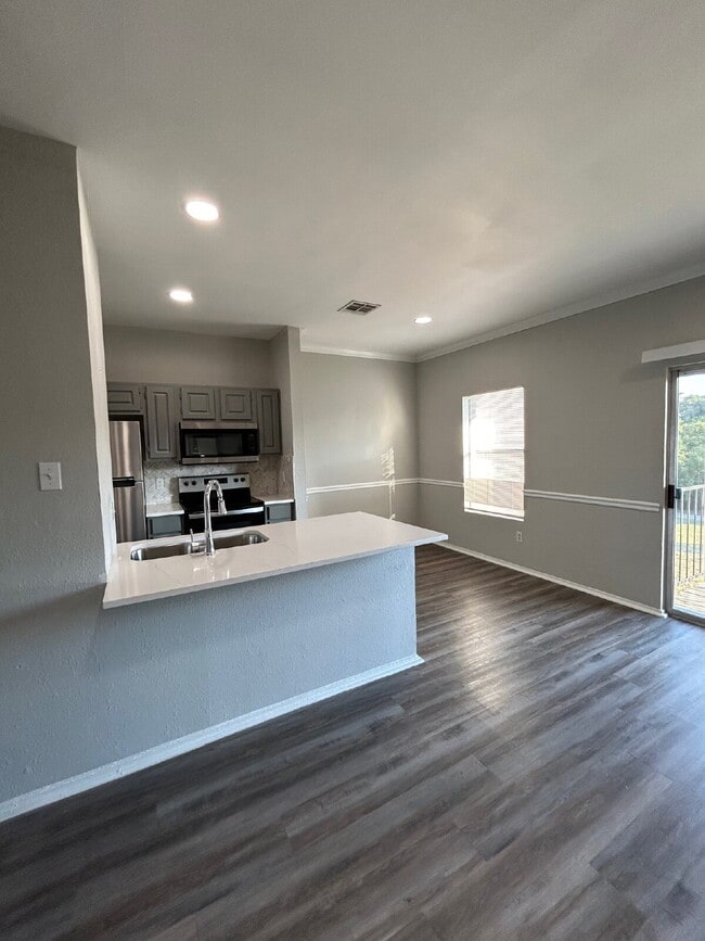 Photo - Updated 2 Bed/2 Bath North Austin Condo with Rare Greenbelt Views Unidad 277