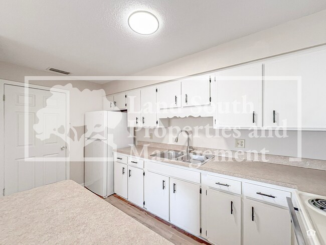 Photo - 817 W Carole St