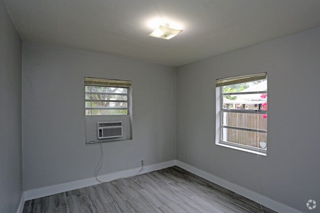 Photo - Poinsettia Place Apartments