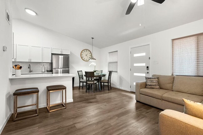 Building Photo - 710 W 34th St