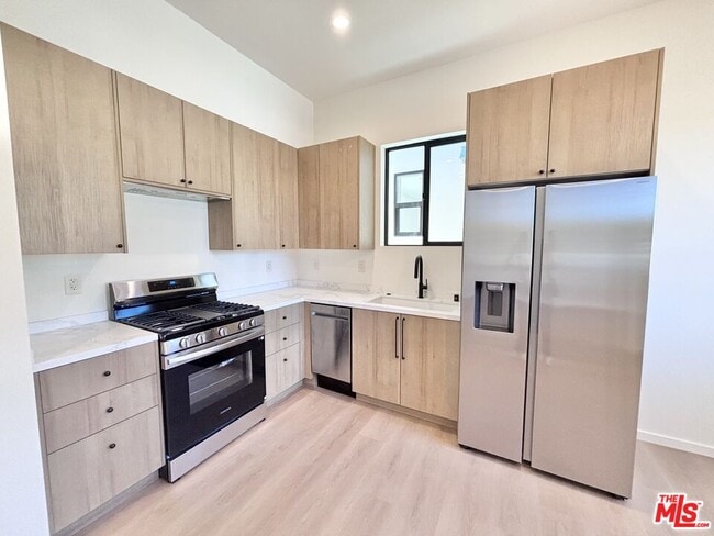 Photo - 17850 Saticoy St