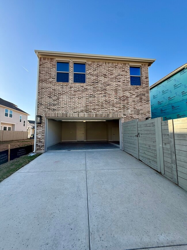 Photo - 1502 Roundup Way