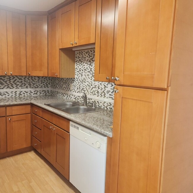 Photo - UTC Duplex 1475 Sq Ft 3 bedroom 1.5 ba woo...