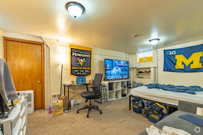 5 habitaciones, 2 baños - 4000 pies cuadrados - Dormitorio 5