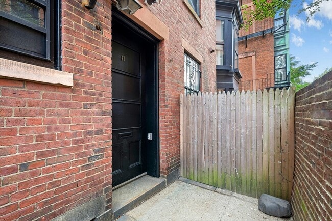 Building Photo - 49 Beacon St Unit 11 Rental
