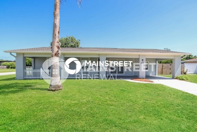 Building Photo - 4 Bedroom Pet-Friendly Home in PALM BAY, FL with Main Street Renewal