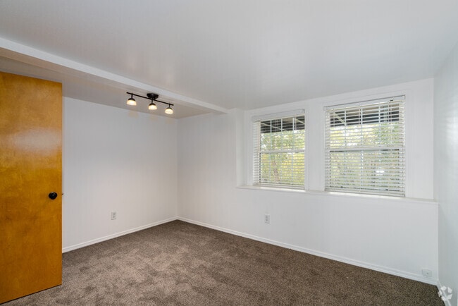 2BR, 1BA - 1000SF - Bedroom