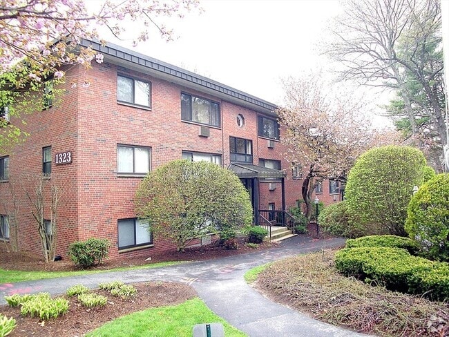 Building Photo - 1323 Worcester Rd Unit E7 Rental