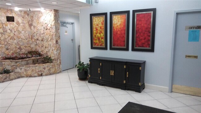 Photo - 1000 St Charles Pl Unidad L2