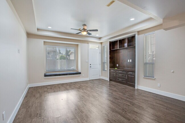 Photo - Spacious 4 Bed 3 Bath ground level Home fo... Unit Lower House