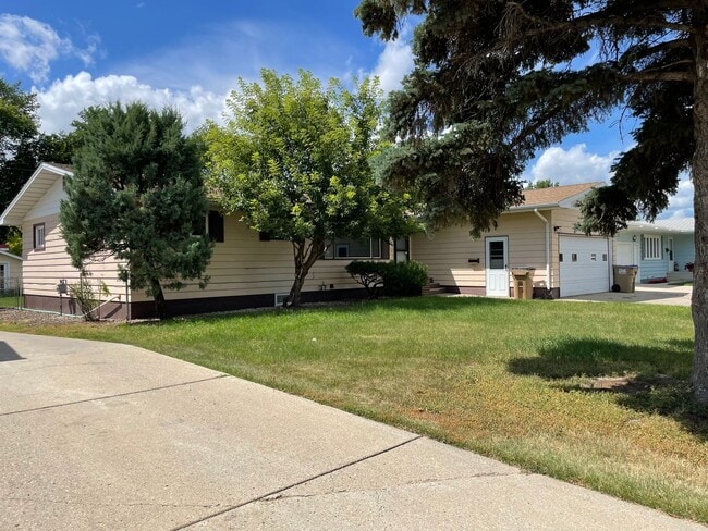 Building Photo - 1718 1st St SE