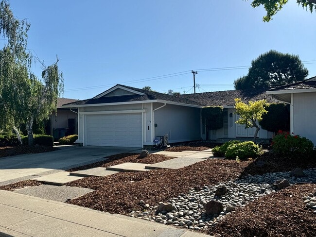 Building Photo - Beautiful 4 Bedroom 2 Bath Home in Desirable Sunnyvale Neighborhood