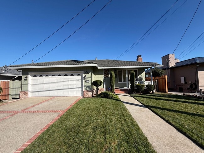 Building Photo - Stunning Crestmoor Home