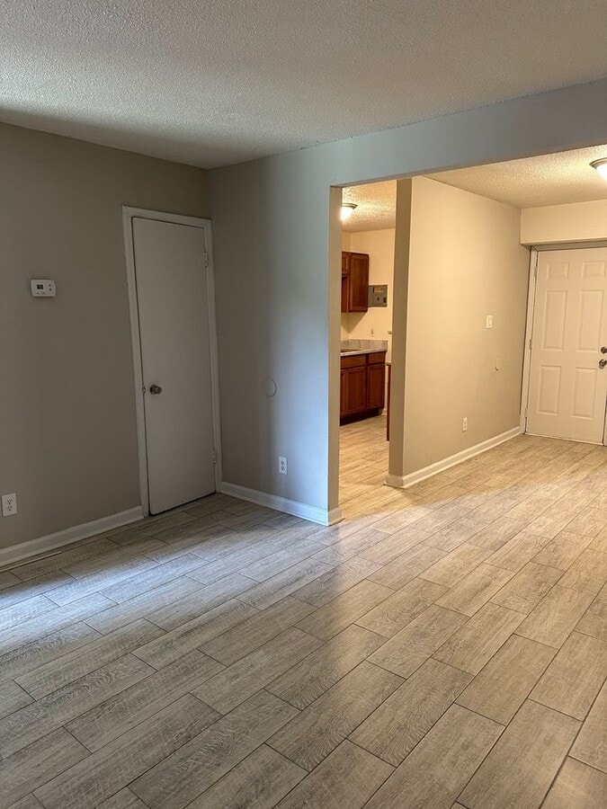 Spacious 2bedroom Townhome (500.00 off fir... - Spacious 2bedroom Townhome (500.00 off fir...