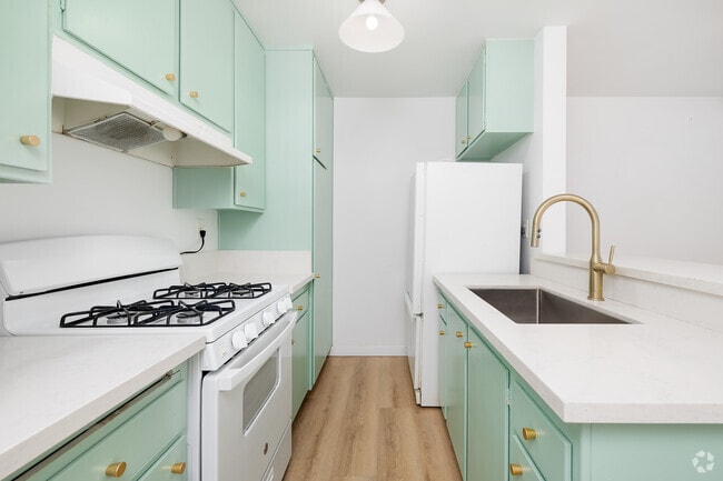 2BD, 2BA - 900SF - Kitchen