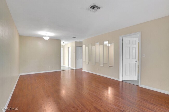 Building Photo - 714 111th Ave N