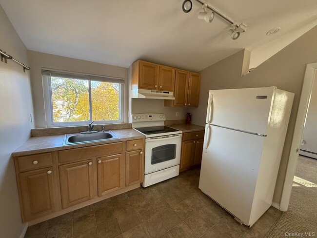 Photo - 160 Laurel Ave Unit Upper in Back Building