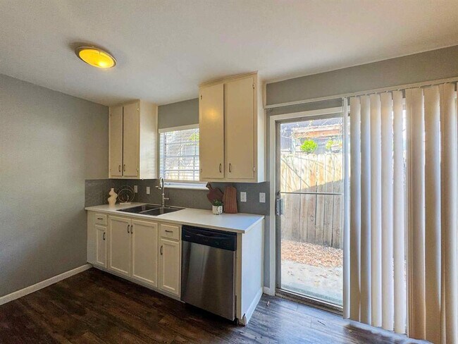 Photo - 1010 N Meadows Dr