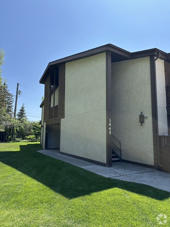 Building Photo - 1445 Vega Cir Unit Apt 4