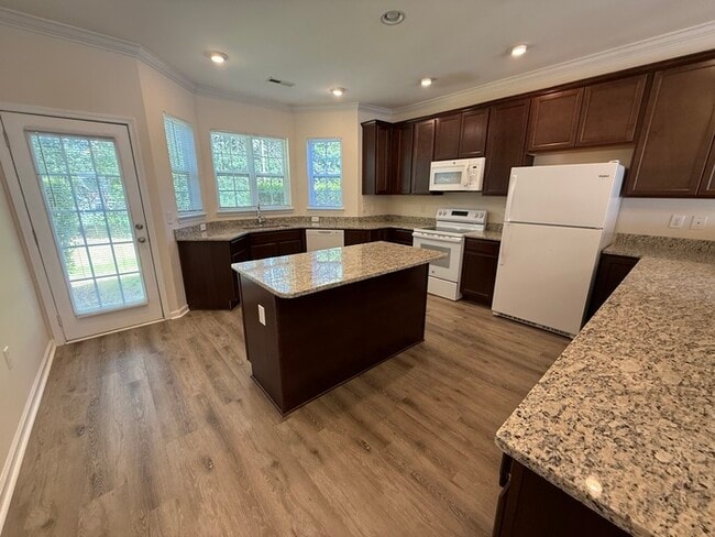 Building Photo - Fully Updated 2 Bed 2.5 Bath Townhome Available NOW!