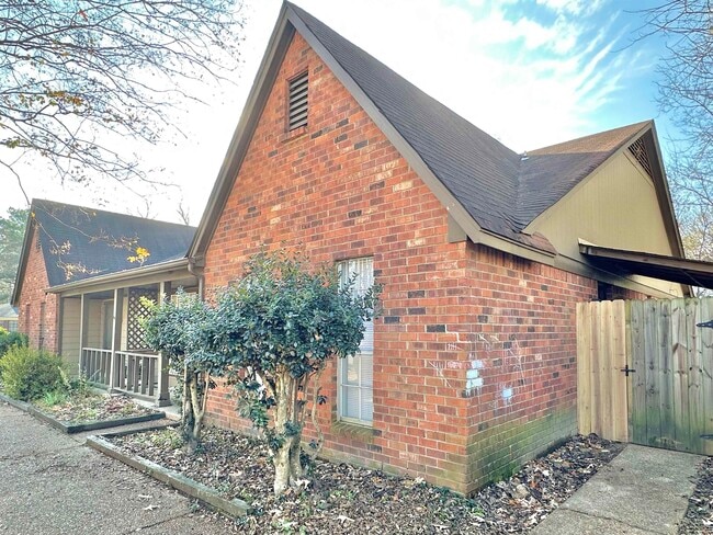 Photo - 2065 Goldbrier Ln