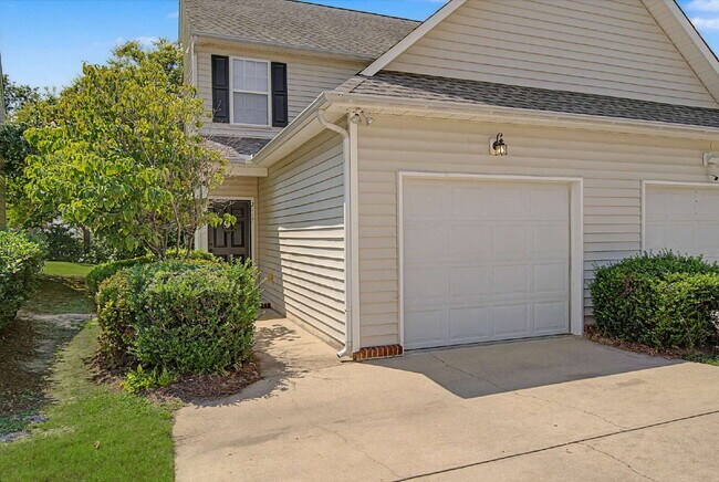 Townhome in Desirable Hedingham Community