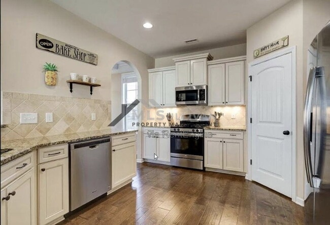 Photo - 207 Maple Walk St