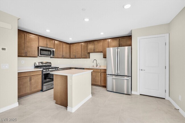 Photo - 366 Rosefinch St