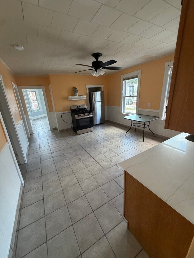 Building Photo - 4 Plum St Unit 3