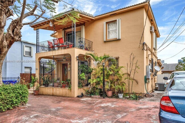 Building Photo - 935 SW 11th Ave Unit 1ST Floor