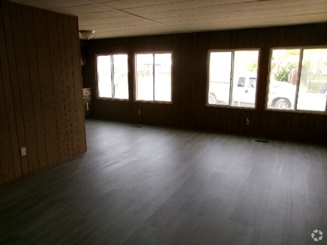 Building Photo - Large 1700 SF 3 bed 2 bath home