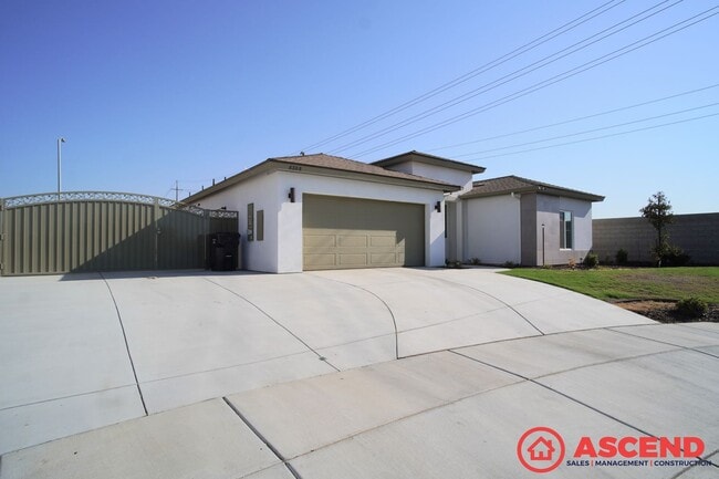 Building Photo - 3 Bedroom Home off Coffee Rd and 7th Stand...