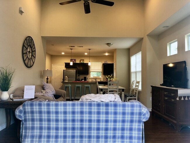 Photo - 735 Meadow Ln